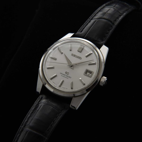 The Grand Seiko 5722-9991 Self-Dater appeared in 1963 and was produced until 1969. This later version is more desirable, featuring the 35-jewel, high-beat, manual-winding movement.