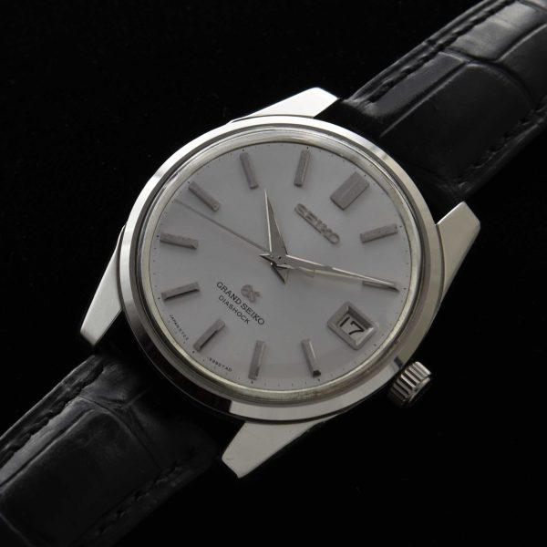 The Grand Seiko 5722-9991 Self-Dater appeared in 1963 and was produced until 1969. This later version is more desirable, featuring the 35-jewel, high-beat, manual-winding movement.