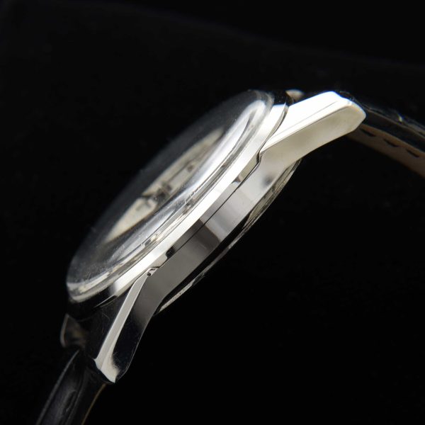 The Grand Seiko 5722-9991 Self-Dater appeared in 1963 and was produced until 1969. This later version is more desirable, featuring the 35-jewel, high-beat, manual-winding movement.