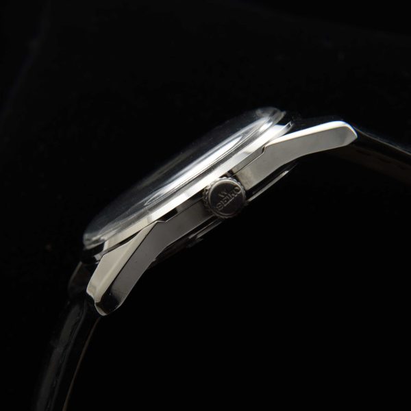 The Grand Seiko 5722-9991 Self-Dater appeared in 1963 and was produced until 1969. This later version is more desirable, featuring the 35-jewel, high-beat, manual-winding movement.