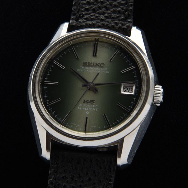 This vintage 1972 King Seiko 5625-7040 Hi-Beat Green Dial example is very difficult to find with this colour dial. The 36.5mm steel case with faceted and angular lugs retains all the DNA of the Grand and King Seiko design elements.
