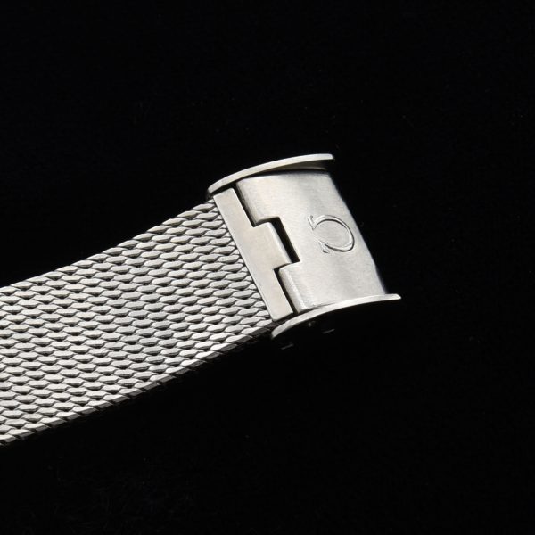This is an early and uncommon 1961 stainless-steel Omega Geneve measuring 35mm and having a wide, polished bezel. I think the appropriate name for this watch is the ‘Omega Lifesaver’.