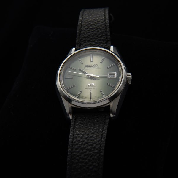 This vintage 1972 King Seiko 5625-7040 Hi-Beat Green Dial example is very difficult to find with this colour dial. The 36.5mm steel case with faceted and angular lugs retains all the DNA of the Grand and King Seiko design elements.
