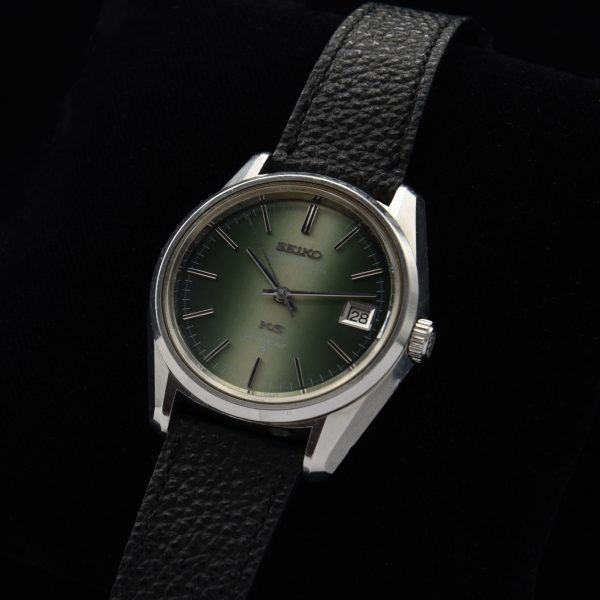 This vintage 1972 King Seiko 5625-7040 Hi-Beat Green Dial example is very difficult to find with this colour dial. The 36.5mm steel case with faceted and angular lugs retains all the DNA of the Grand and King Seiko design elements.