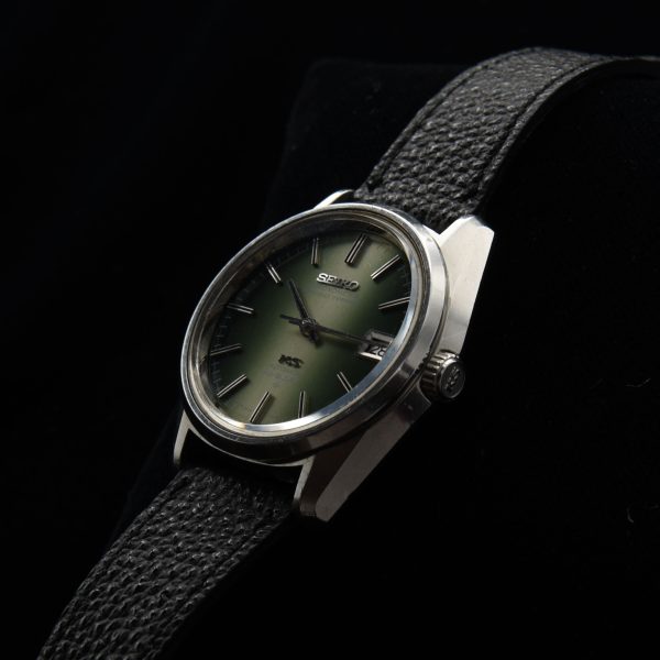 This vintage 1972 King Seiko 5625-7040 Hi-Beat Green Dial example is very difficult to find with this colour dial. The 36.5mm steel case with faceted and angular lugs retains all the DNA of the Grand and King Seiko design elements.