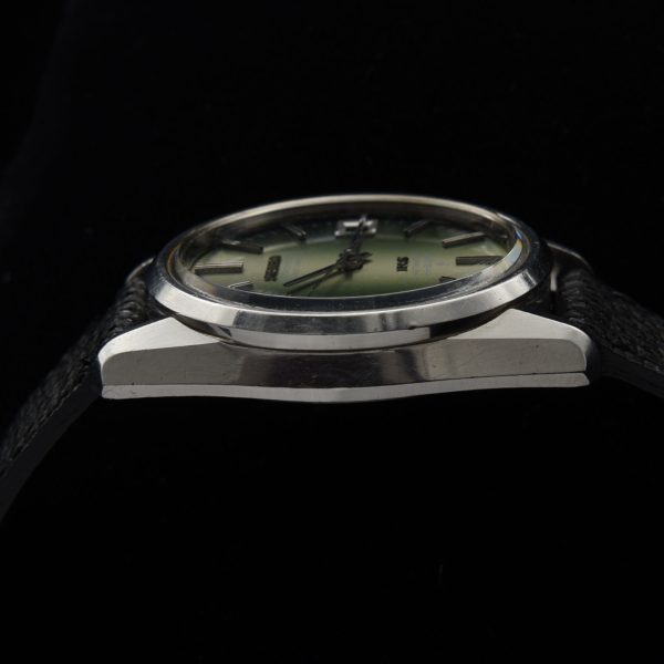 This vintage 1972 King Seiko 5625-7040 Hi-Beat Green Dial example is very difficult to find with this colour dial. The 36.5mm steel case with faceted and angular lugs retains all the DNA of the Grand and King Seiko design elements.