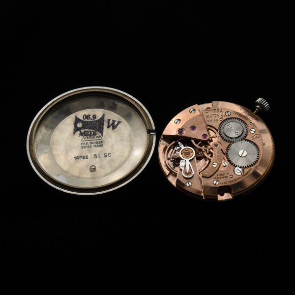 This is an early and uncommon 1961 stainless-steel Omega Geneve measuring 35mm and having a wide, polished bezel. I think the appropriate name for this watch is the ‘Omega Lifesaver’.