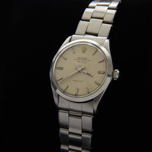 This is a preserved 34mm vintage Rolex Air-King, ref. 5500, dating to 1968. It features the reliable Rolex caliber 1520 automatic movement