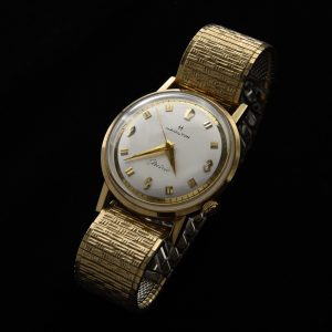 This 33.5mm vintage 1960s Hamilton electric watch comes from a dealer's old stock and has never been worn. The original stretch band is included.