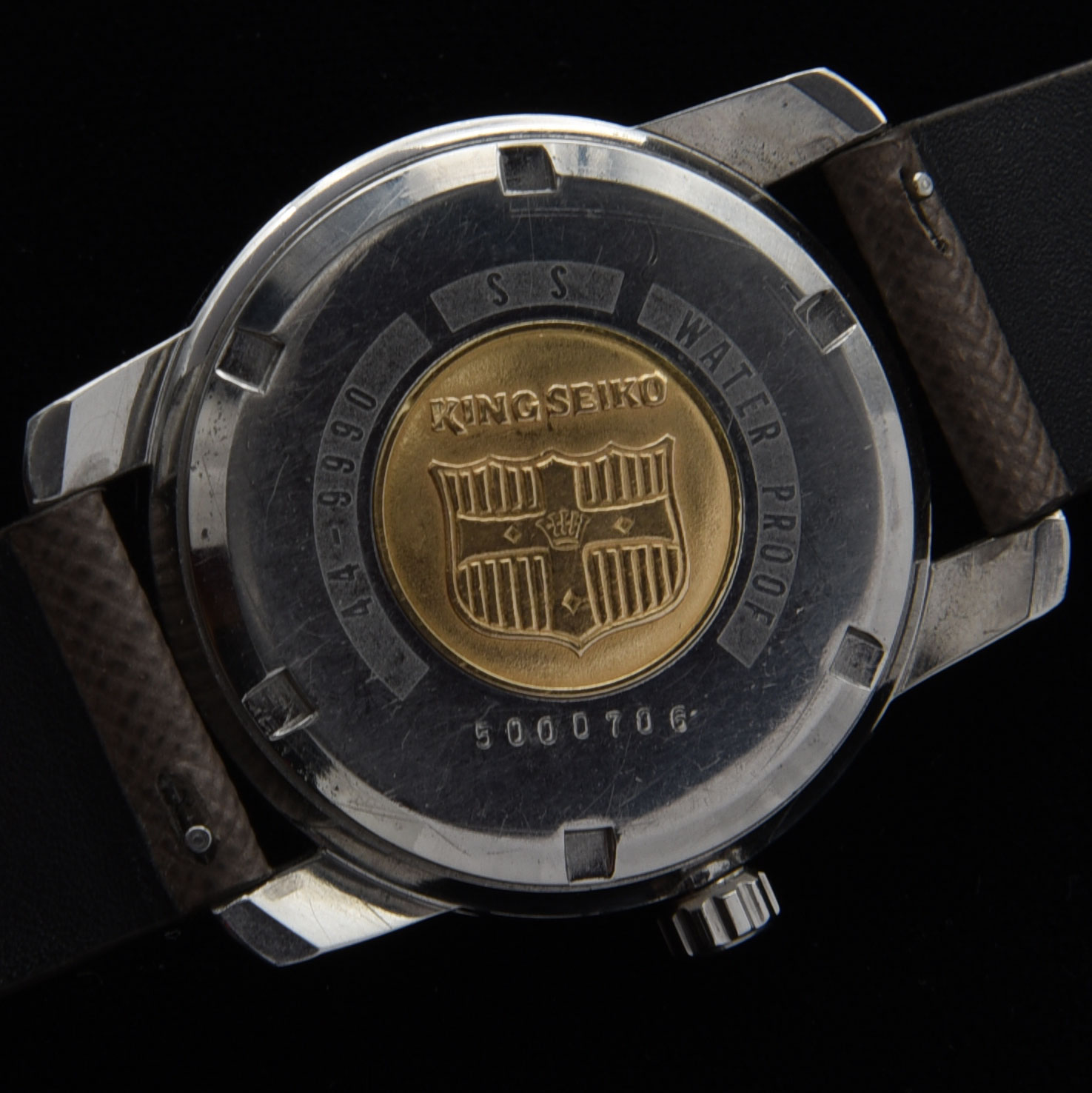 This 1965 King Seiko ref. 44-9990 in stainless steel is one of the finest examples you will find. The sprawling 36.5x44.5mm case retains all its sharp angles on these faceted lugs.