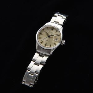 This is an uncommon 1961 Rolex Oyster Ladydate in stainless steel measuring 25mm. This is a classic vintage ladies watch having arrow markers, original dial and Dauphine hands.