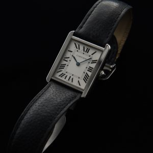 Here is a very clean 2020 men’s Cartier ref. 2715 measuring 27.5×34.5mm in stainless steel. This Cartier comes complete with the booklet, plus original box and card, which dates it to 2020.