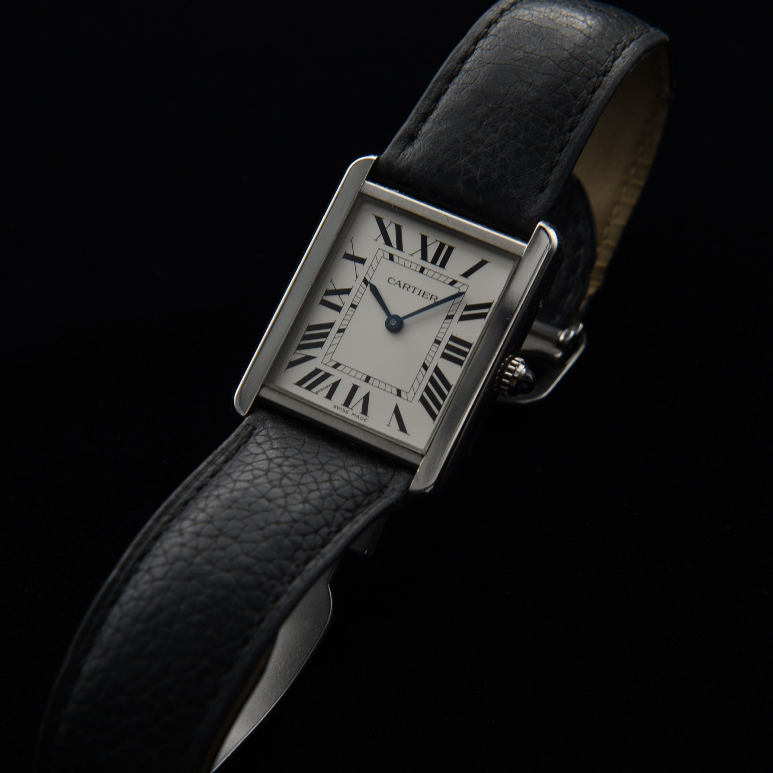 Here is a very clean 2020 men’s Cartier ref. 2715 measuring 27.5×34.5mm in stainless steel. This Cartier comes complete with the booklet, plus original box and card, which dates it to 2020.