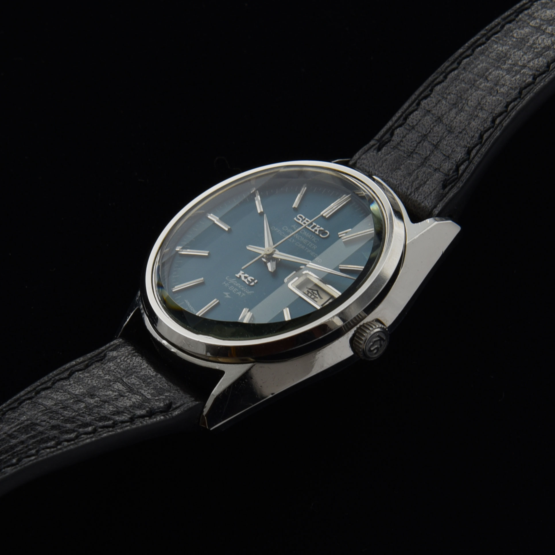 This circa-1973 rare Seiko ref. 5246-6060 vintage watch is very special. The wording 'special' on the dial indicates the extra care in producing both the (serviced) cal. 5200 movement and the spectacular King Seiko case.