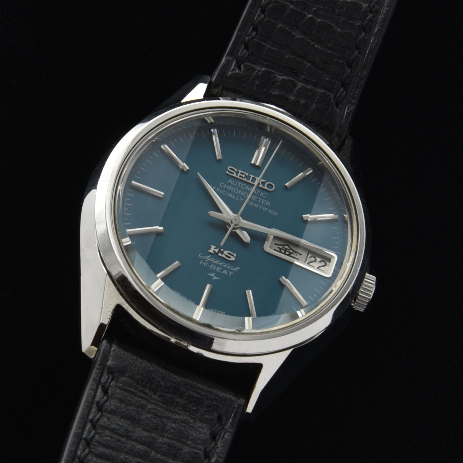 This circa-1973 rare Seiko ref. 5246-6060 vintage watch is very special. The wording 'special' on the dial indicates the extra care in producing both the (serviced) cal. 5200 movement and the spectacular King Seiko case.