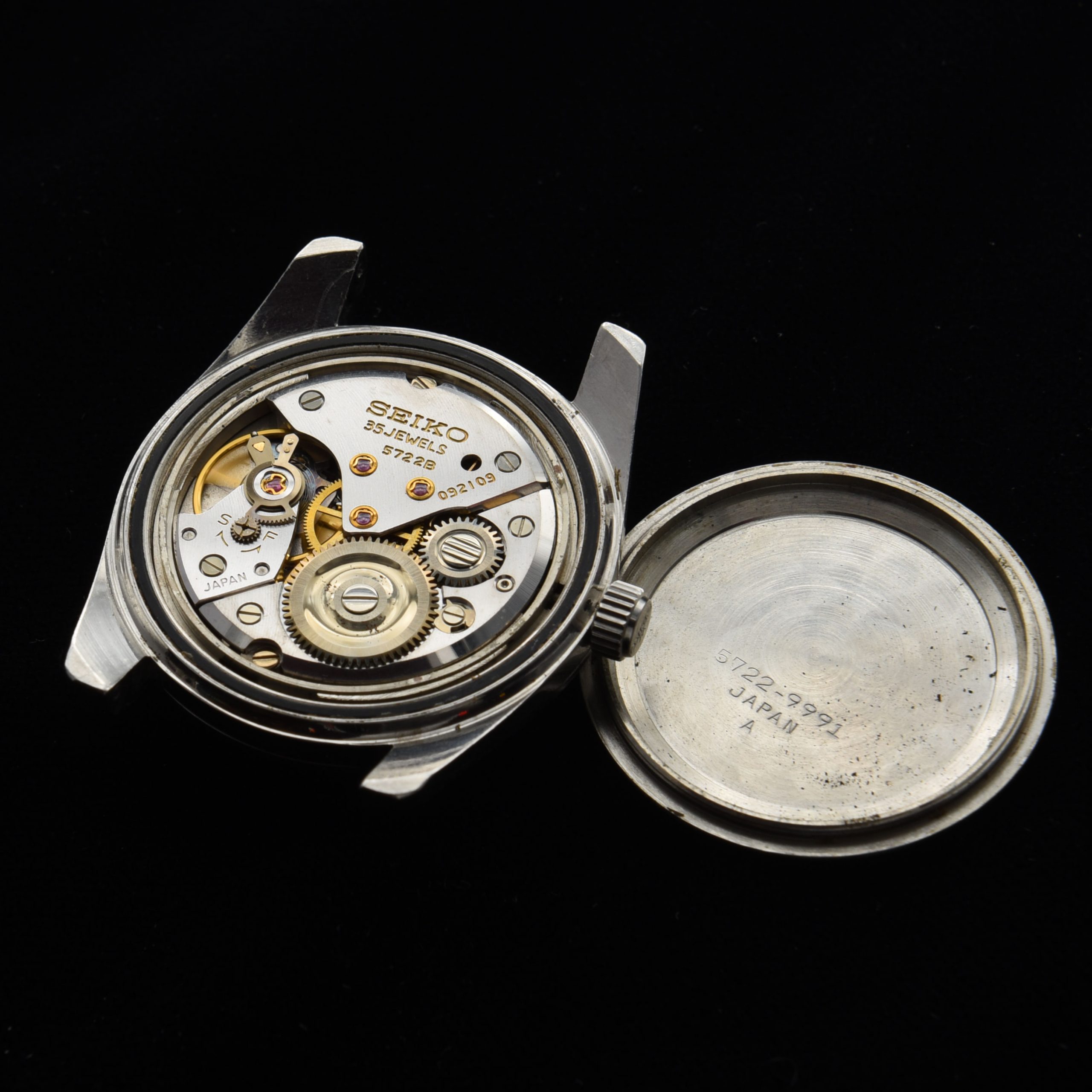 The Grand Seiko 5722-9991 Self-Dater appeared in 1963 and was produced until 1969. This later version is more desirable, featuring the 35-jewel, high-beat, manual-winding movement.