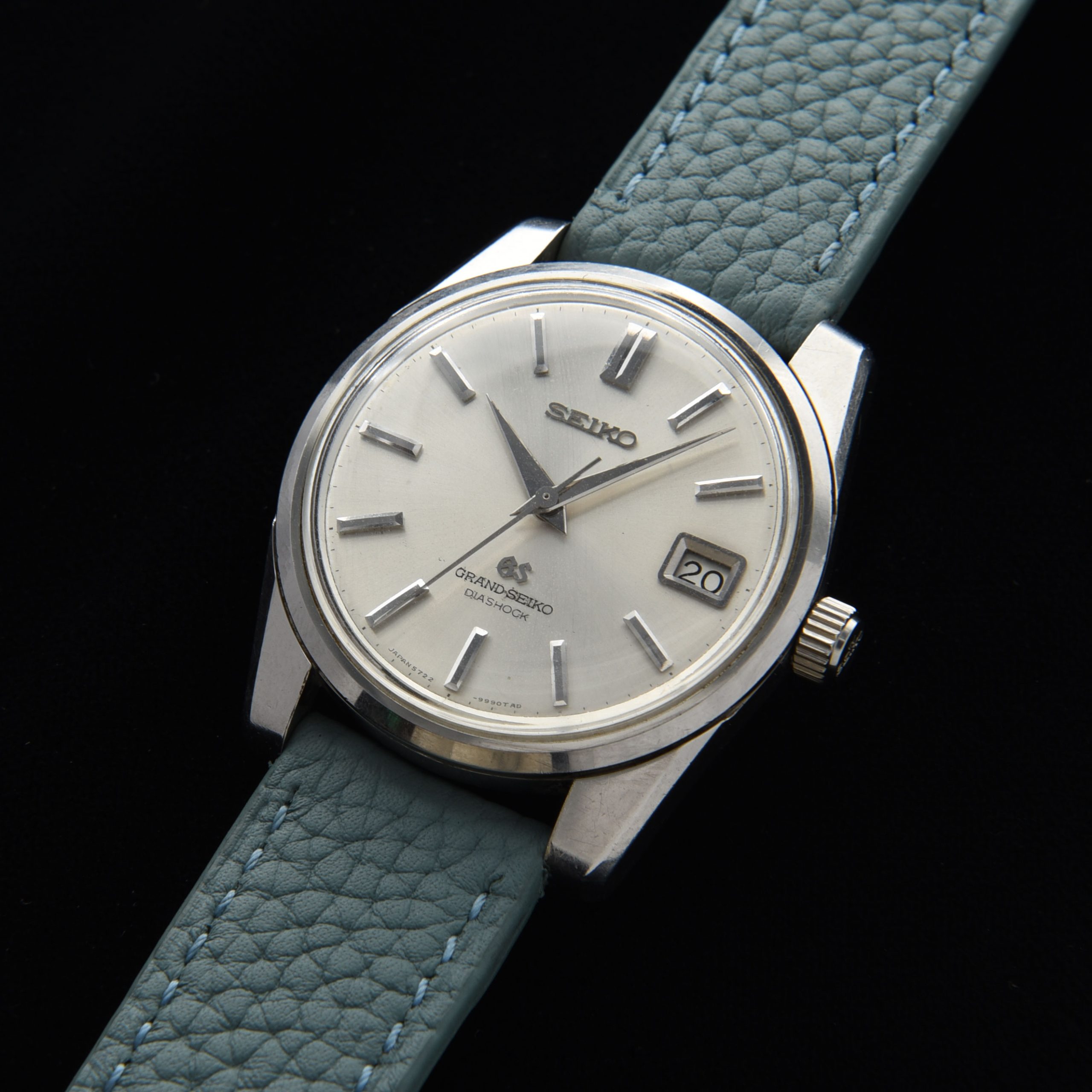 The Grand Seiko 5722-9991 Self-Dater appeared in 1963 and was produced until 1969. This later version is more desirable, featuring the 35-jewel, high-beat, manual-winding movement.