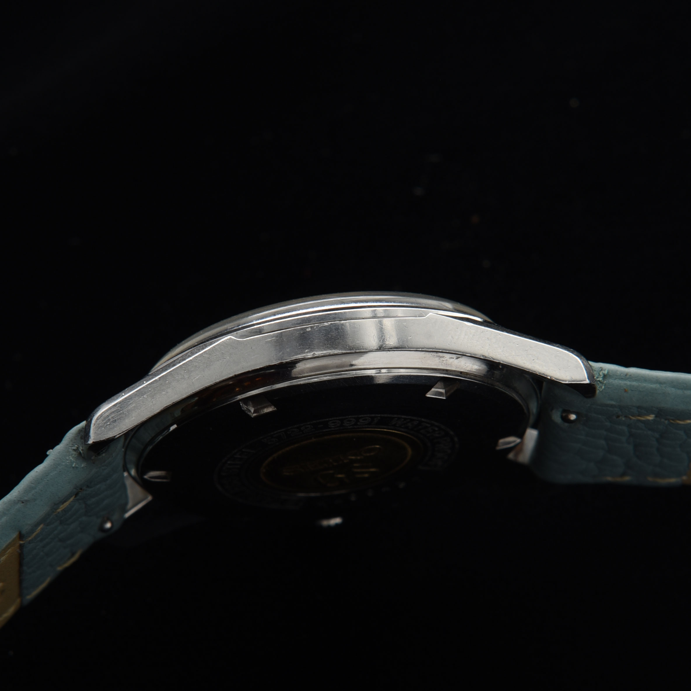 The Grand Seiko 5722-9991 Self-Dater appeared in 1963 and was produced until 1969. This later version is more desirable, featuring the 35-jewel, high-beat, manual-winding movement.