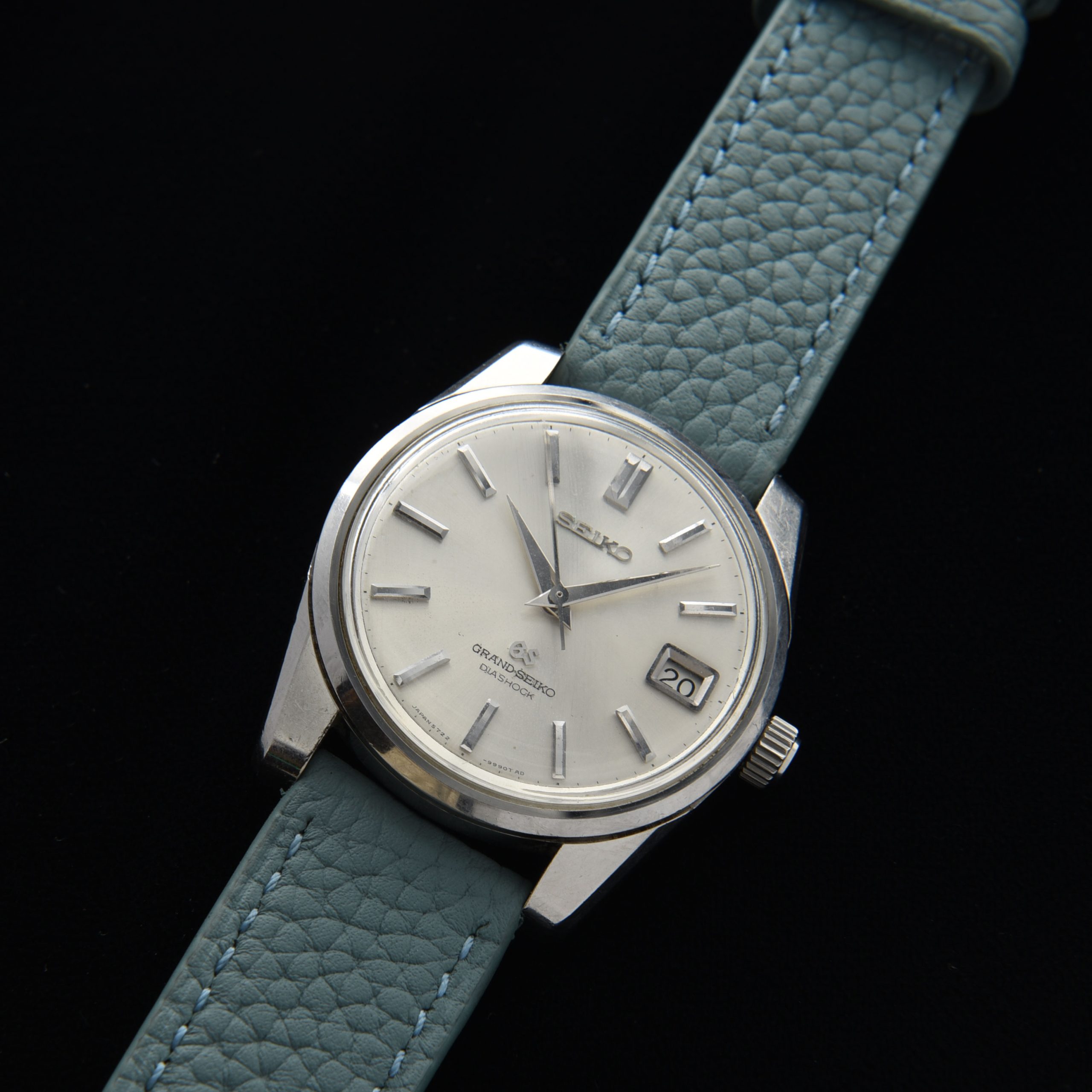 The Grand Seiko 5722-9991 Self-Dater appeared in 1963 and was produced until 1969. This later version is more desirable, featuring the 35-jewel, high-beat, manual-winding movement.