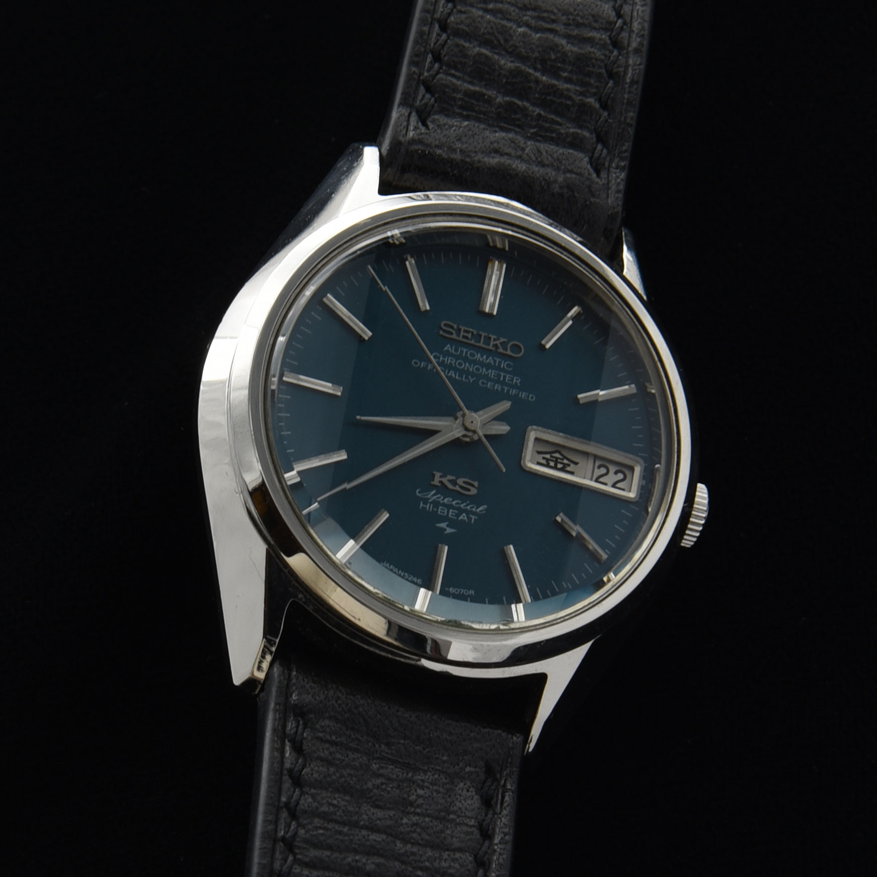 This circa-1973 rare Seiko ref. 5246-6060 vintage watch is very special. The wording 'special' on the dial indicates the extra care in producing both the (serviced) cal. 5200 movement and the spectacular King Seiko case.