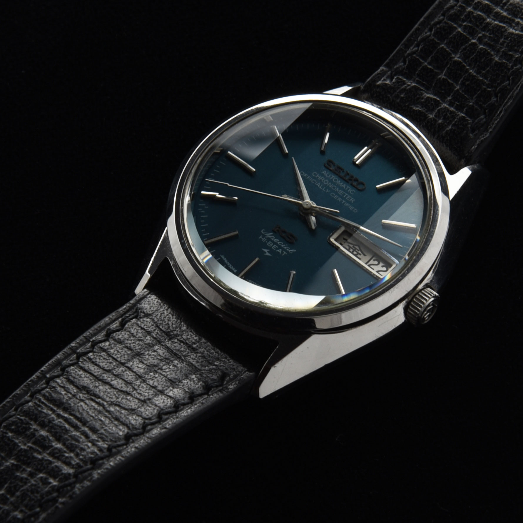 This circa-1973 rare Seiko ref. 5246-6060 vintage watch is very special. The wording 'special' on the dial indicates the extra care in producing both the (serviced) cal. 5200 movement and the spectacular King Seiko case.