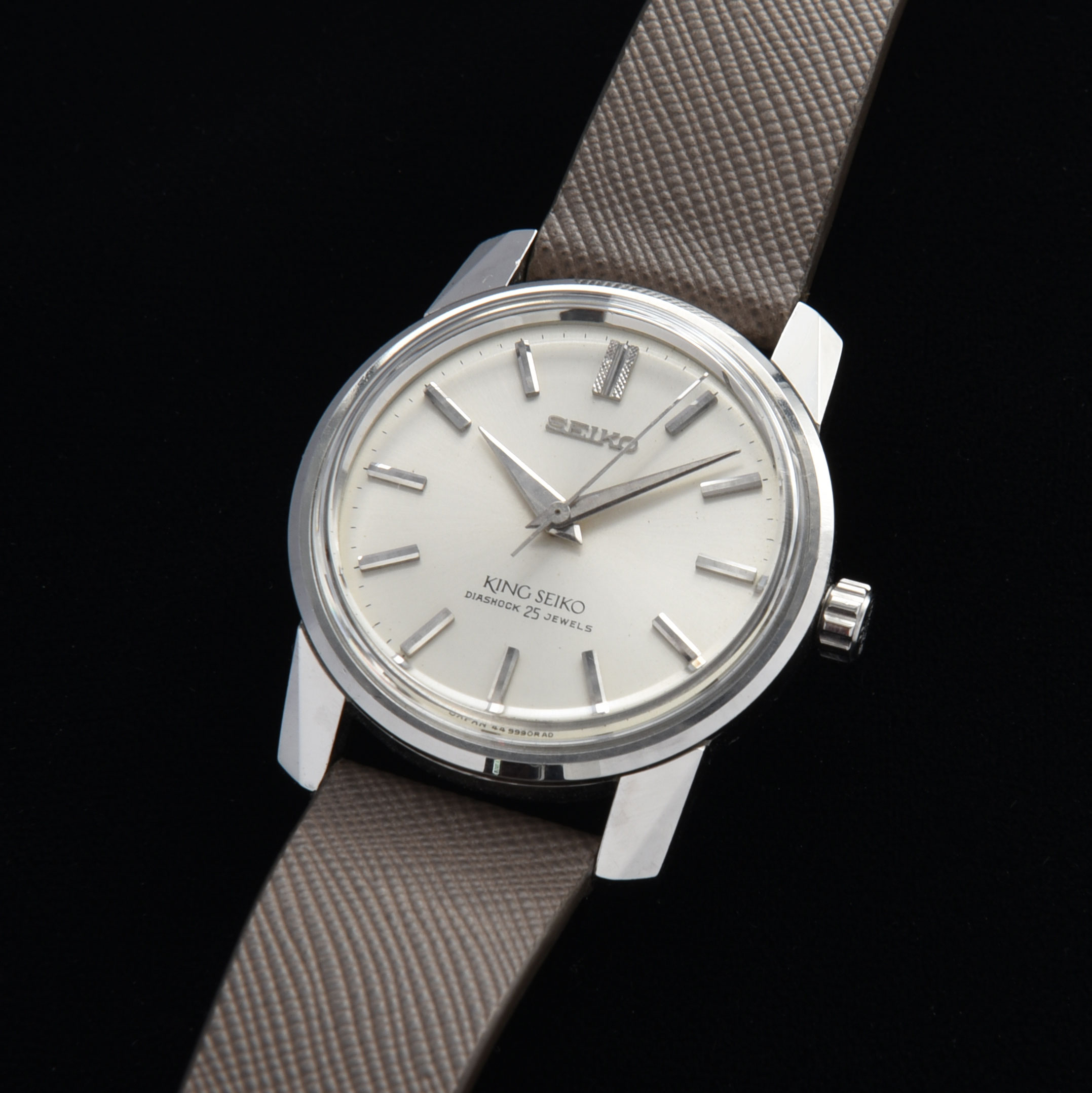 This 1965 King Seiko ref. 44-9990 in stainless steel is one of the finest examples you will find. The sprawling 36.5x44.5mm case retains all its sharp angles on these faceted lugs.