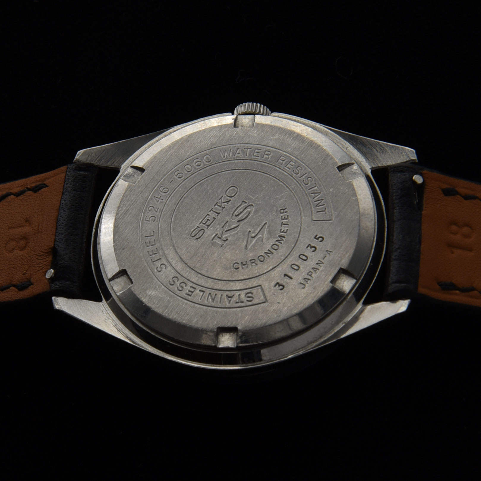 This circa-1973 rare Seiko ref. 5246-6060 vintage watch is very special. The wording 'special' on the dial indicates the extra care in producing both the (serviced) cal. 5200 movement and the spectacular King Seiko case.