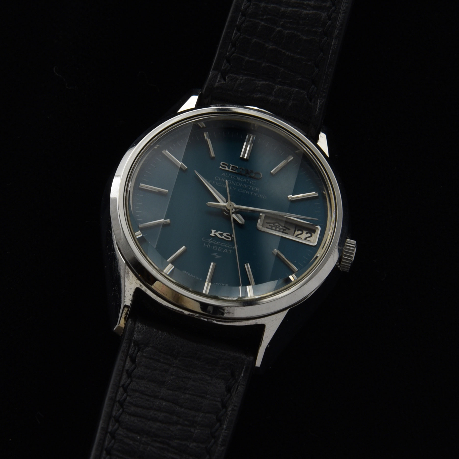 This circa-1973 rare Seiko ref. 5246-6060 vintage watch is very special. The wording 'special' on the dial indicates the extra care in producing both the (serviced) cal. 5200 movement and the spectacular King Seiko case.