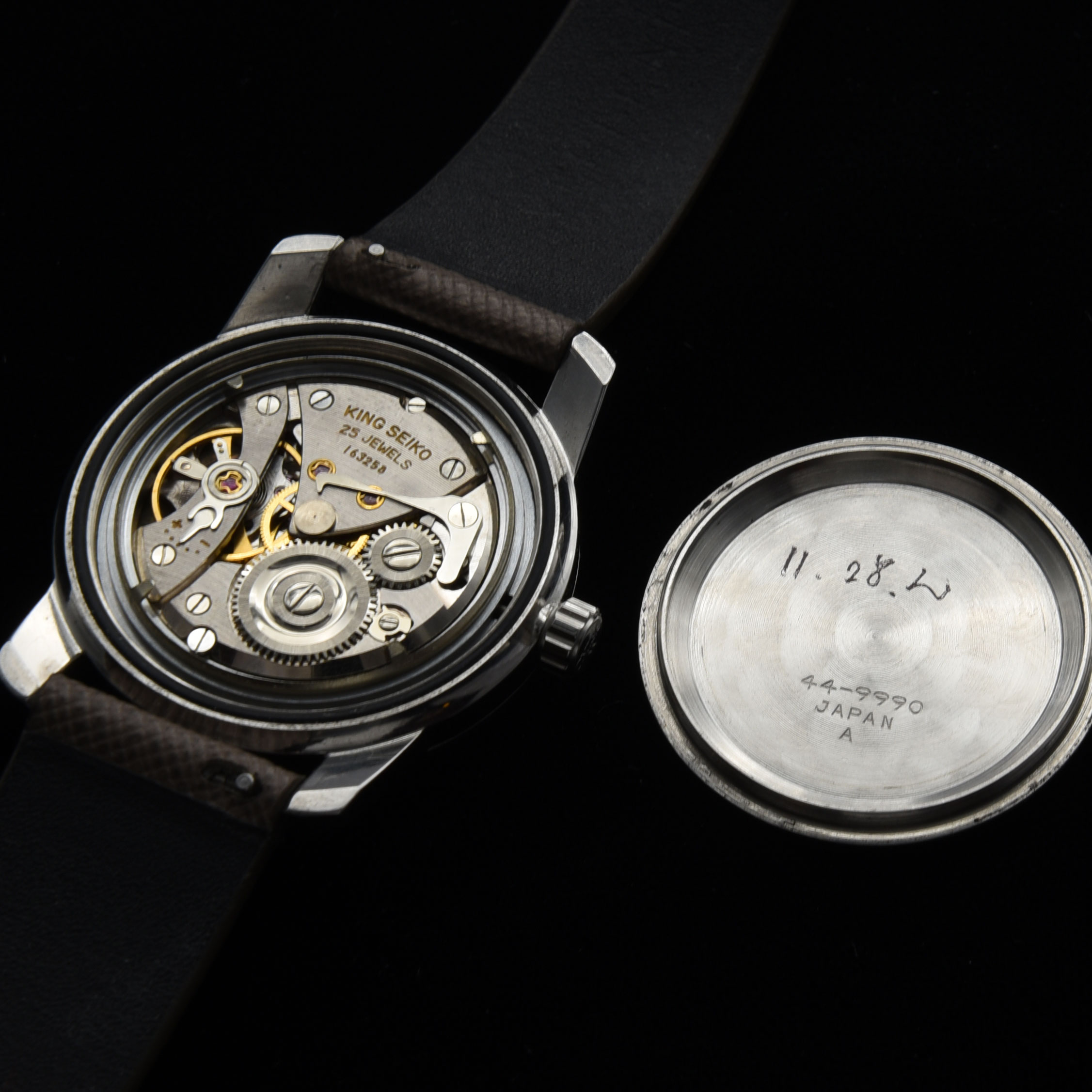 This 1965 King Seiko ref. 44-9990 in stainless steel is one of the finest examples you will find. The sprawling 36.5x44.5mm case retains all its sharp angles on these faceted lugs.