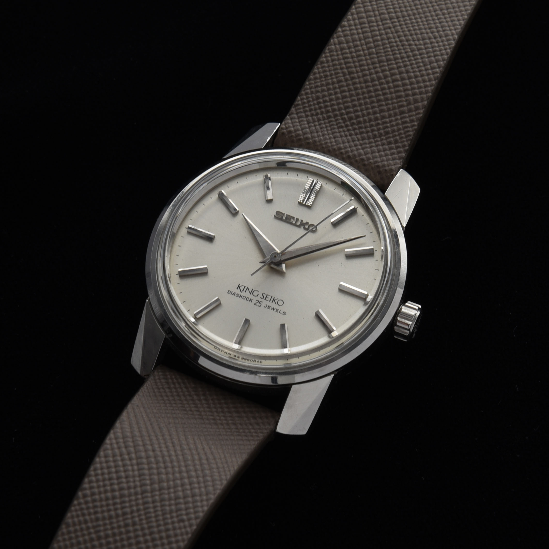 This 1965 King Seiko ref. 44-9990 in stainless steel is one of the finest examples you will find. The sprawling 36.5x44.5mm case retains all its sharp angles on these faceted lugs.