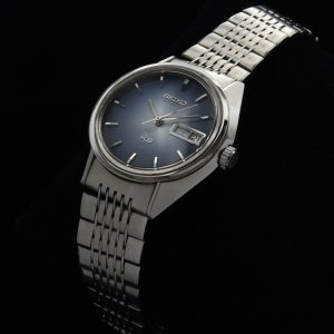 Here is a very clean 2020 men’s Cartier ref. 2715 measuring 27.5×34.5mm in stainless steel. This Cartier comes complete with the booklet, plus original box and card, which dates it to 2020.