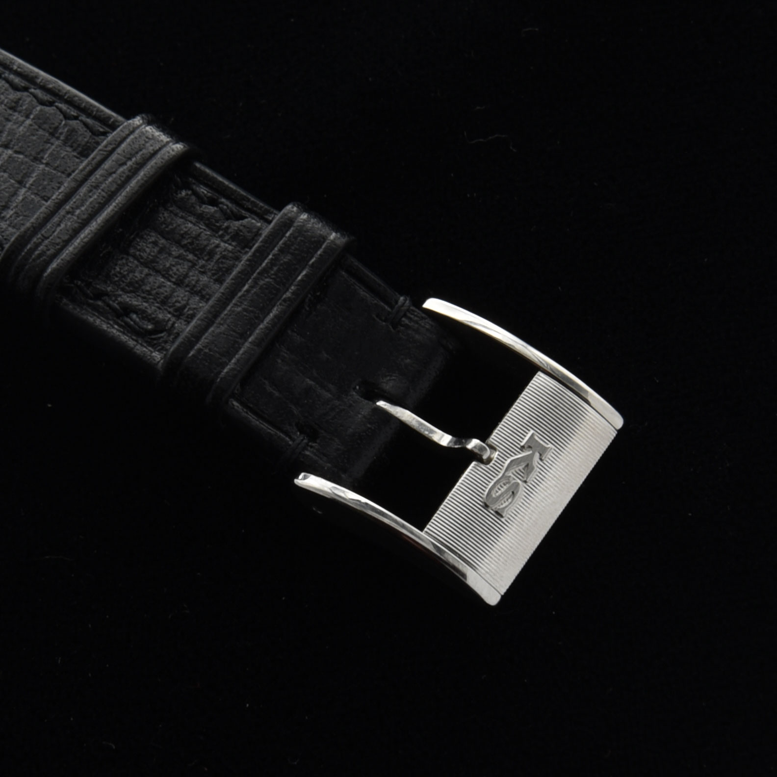 This circa-1973 rare Seiko ref. 5246-6060 vintage watch is very special. The wording 'special' on the dial indicates the extra care in producing both the (serviced) cal. 5200 movement and the spectacular King Seiko case.