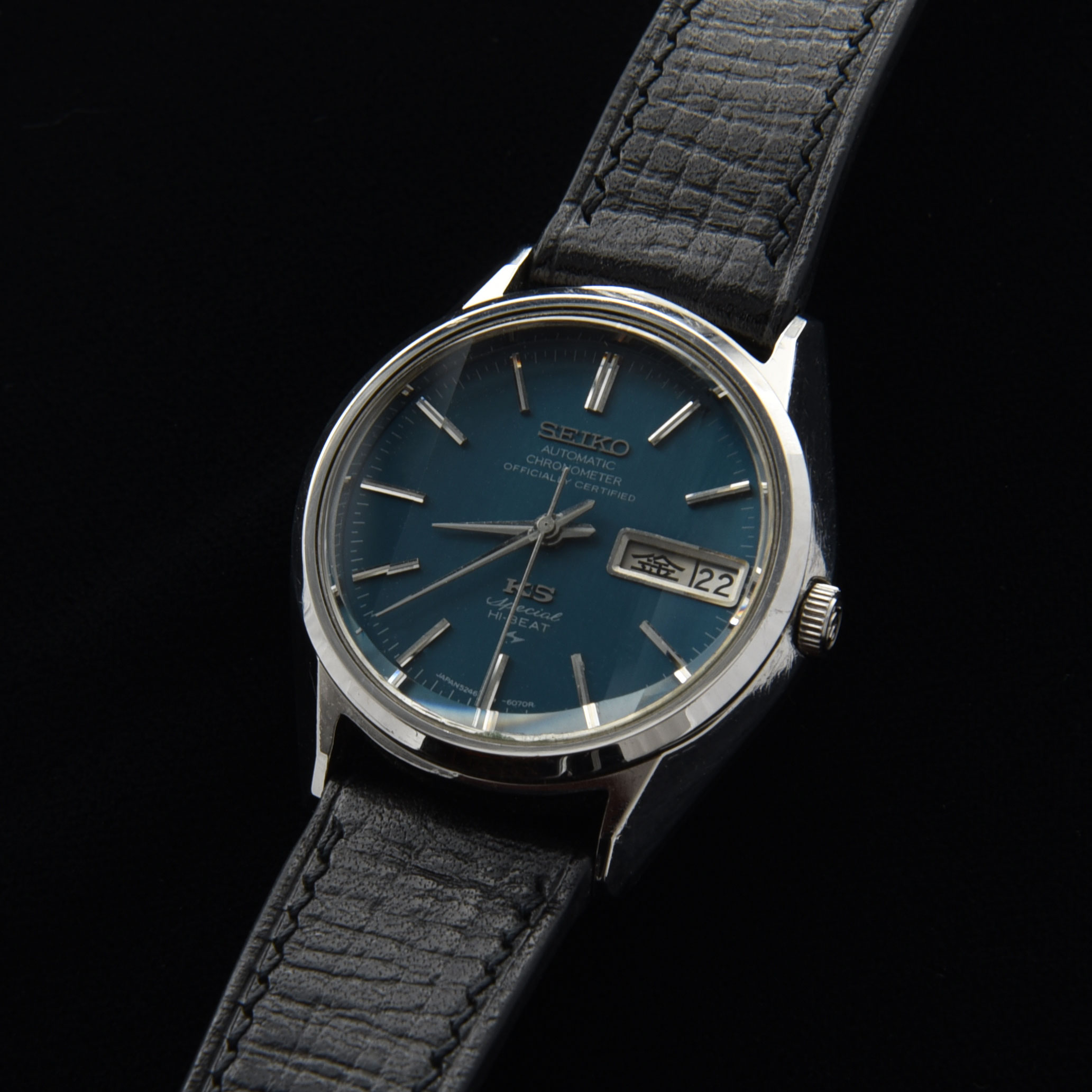 This circa-1973 rare Seiko ref. 5246-6060 vintage watch is very special. The wording 'special' on the dial indicates the extra care in producing both the (serviced) cal. 5200 movement and the spectacular King Seiko case.