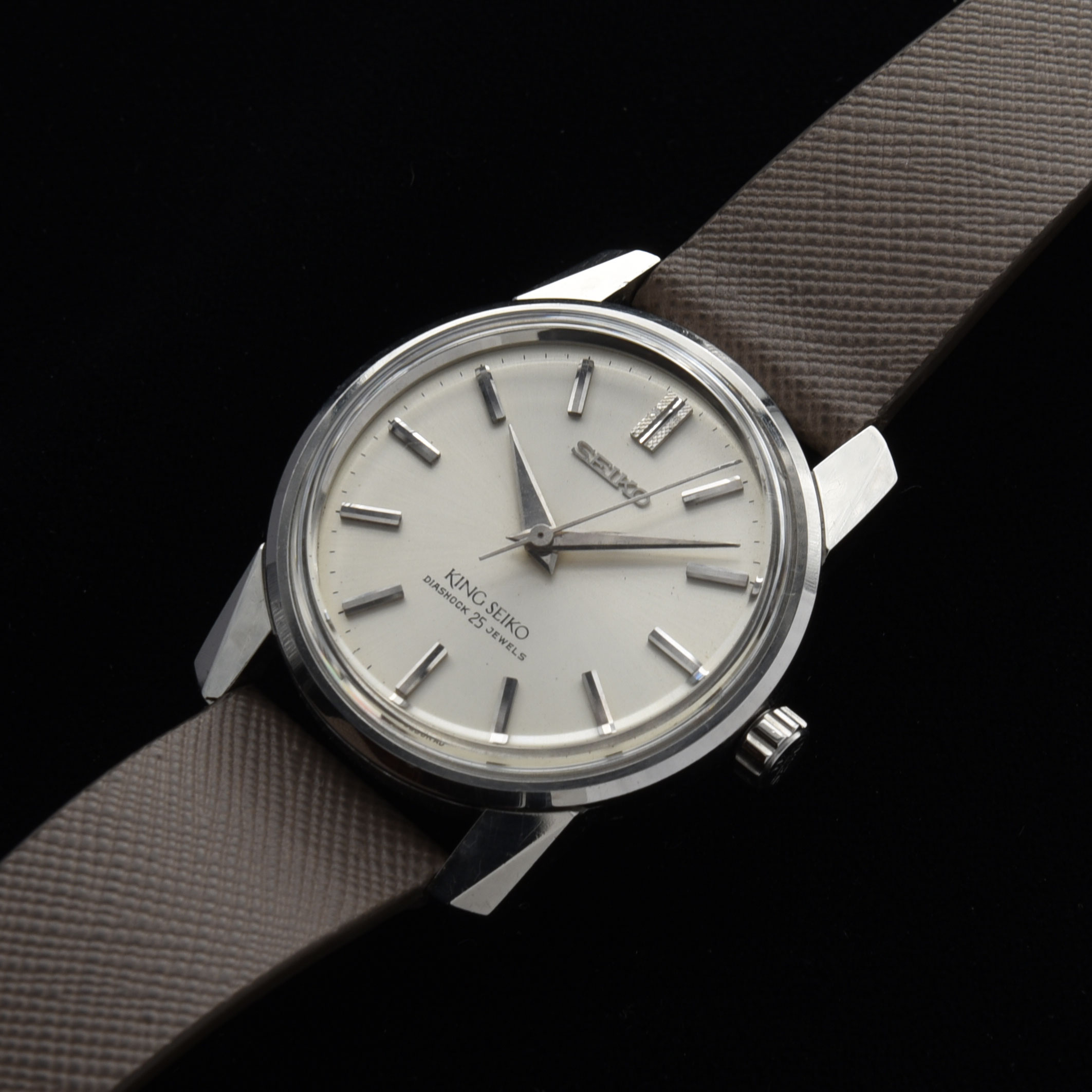 This 1965 King Seiko ref. 44-9990 in stainless steel is one of the finest examples you will find. The sprawling 36.5x44.5mm case retains all its sharp angles on these faceted lugs.