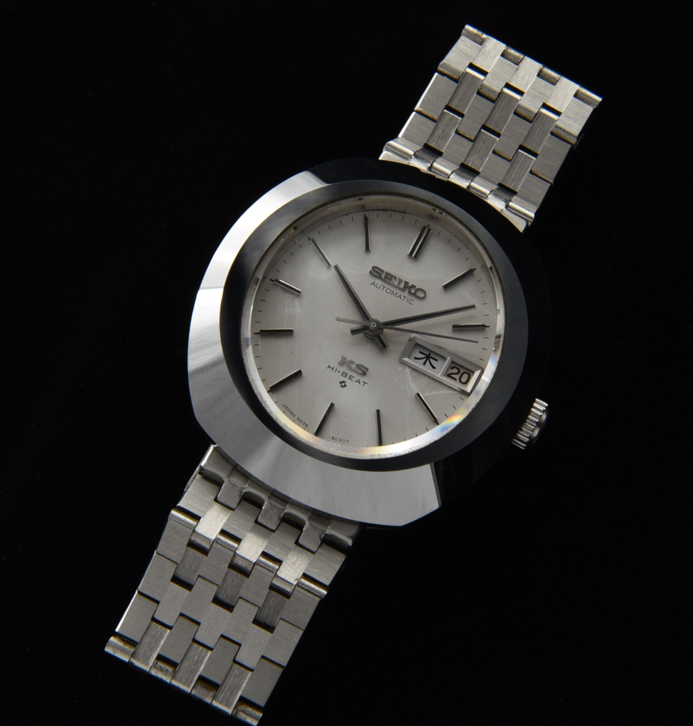 This stunning stainless-steel King Seiko is quite large; measuring 38x41.5mm in stainless steel. This case is known as the "Zabuton", representing the pillow shape with beveled edges.