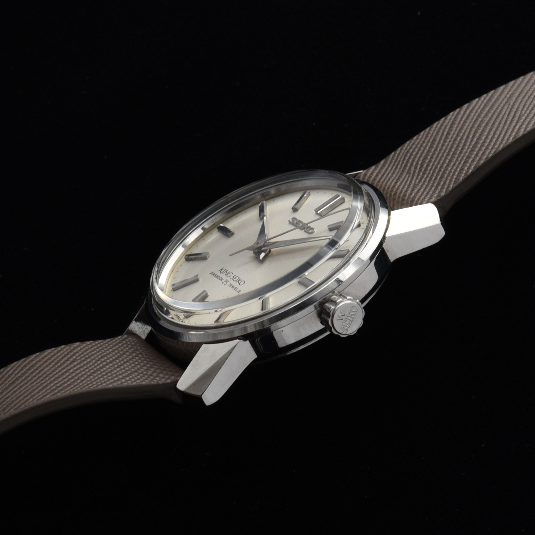 This 1965 King Seiko ref. 44-9990 in stainless steel is one of the finest examples you will find. The sprawling 36.5x44.5mm case retains all its sharp angles on these faceted lugs.