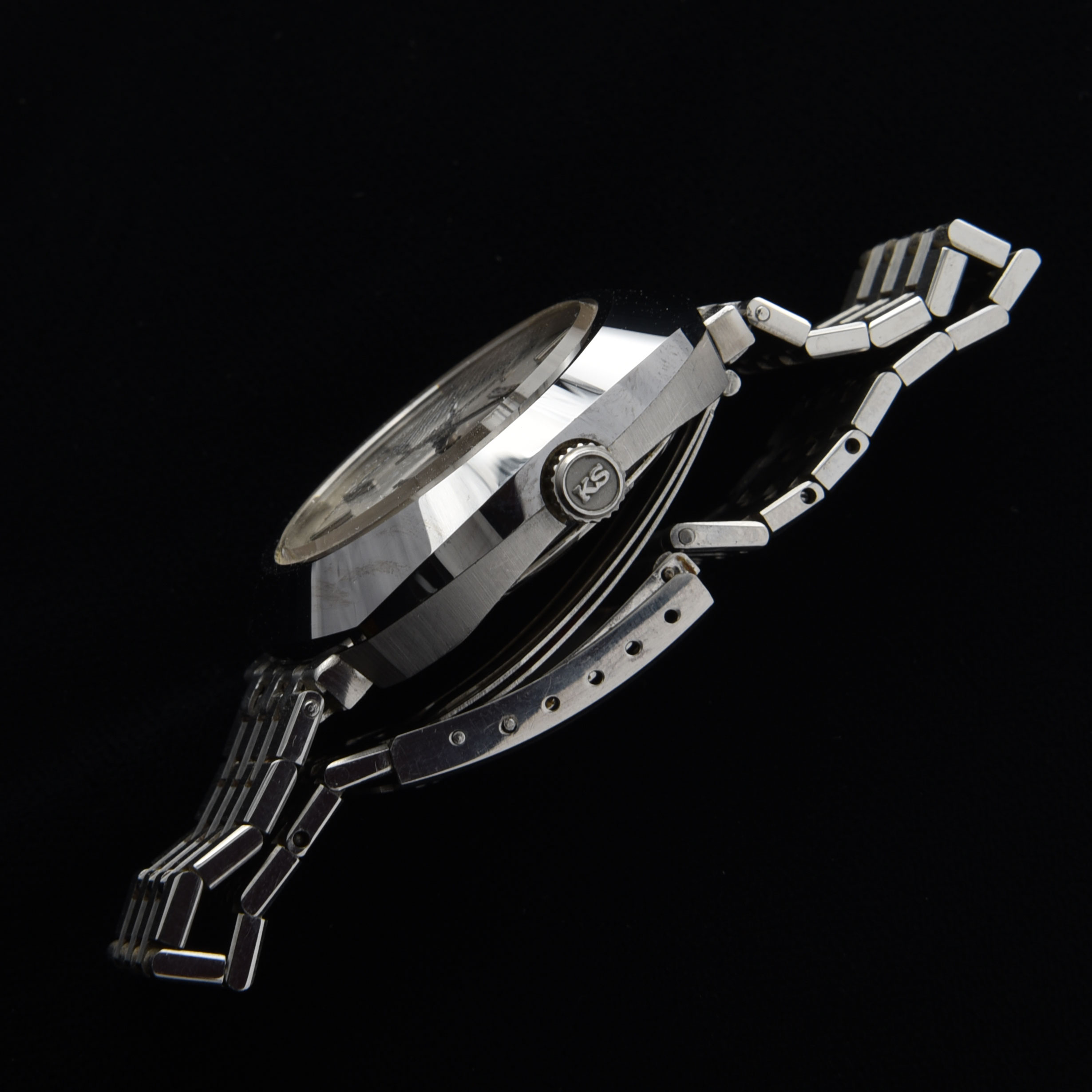 This stunning stainless-steel King Seiko is quite large; measuring 38x41.5mm in stainless steel. This case is known as the "Zabuton", representing the pillow shape with beveled edges.