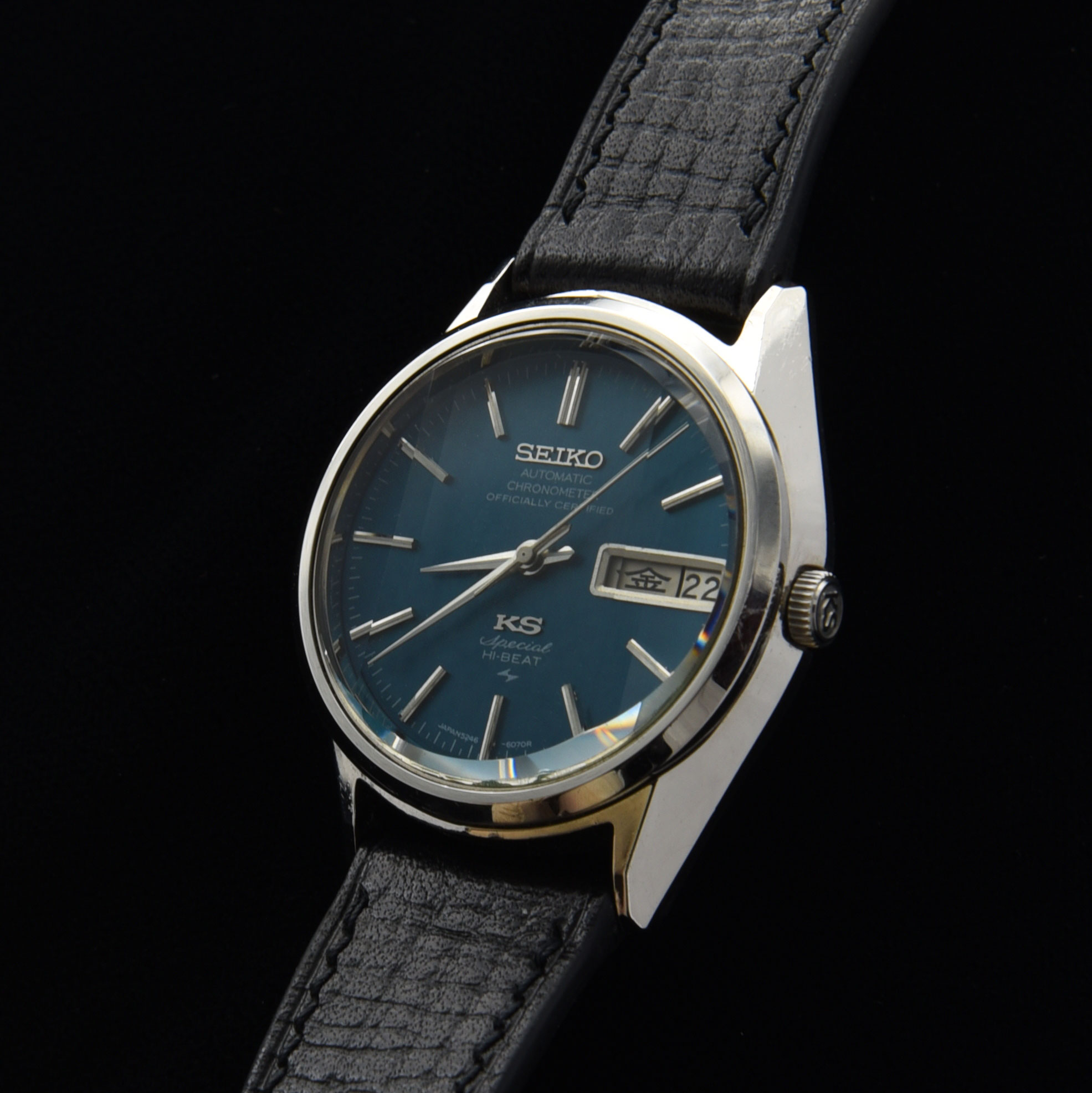 This circa-1973 rare Seiko ref. 5246-6060 vintage watch is very special. The wording 'special' on the dial indicates the extra care in producing both the (serviced) cal. 5200 movement and the spectacular King Seiko case.