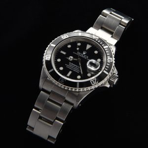 Here is a 1987 vintage Rolex Submariner measuring 40mm in stainless steel. This watch case has not been polished and has some minor dings from normal use.