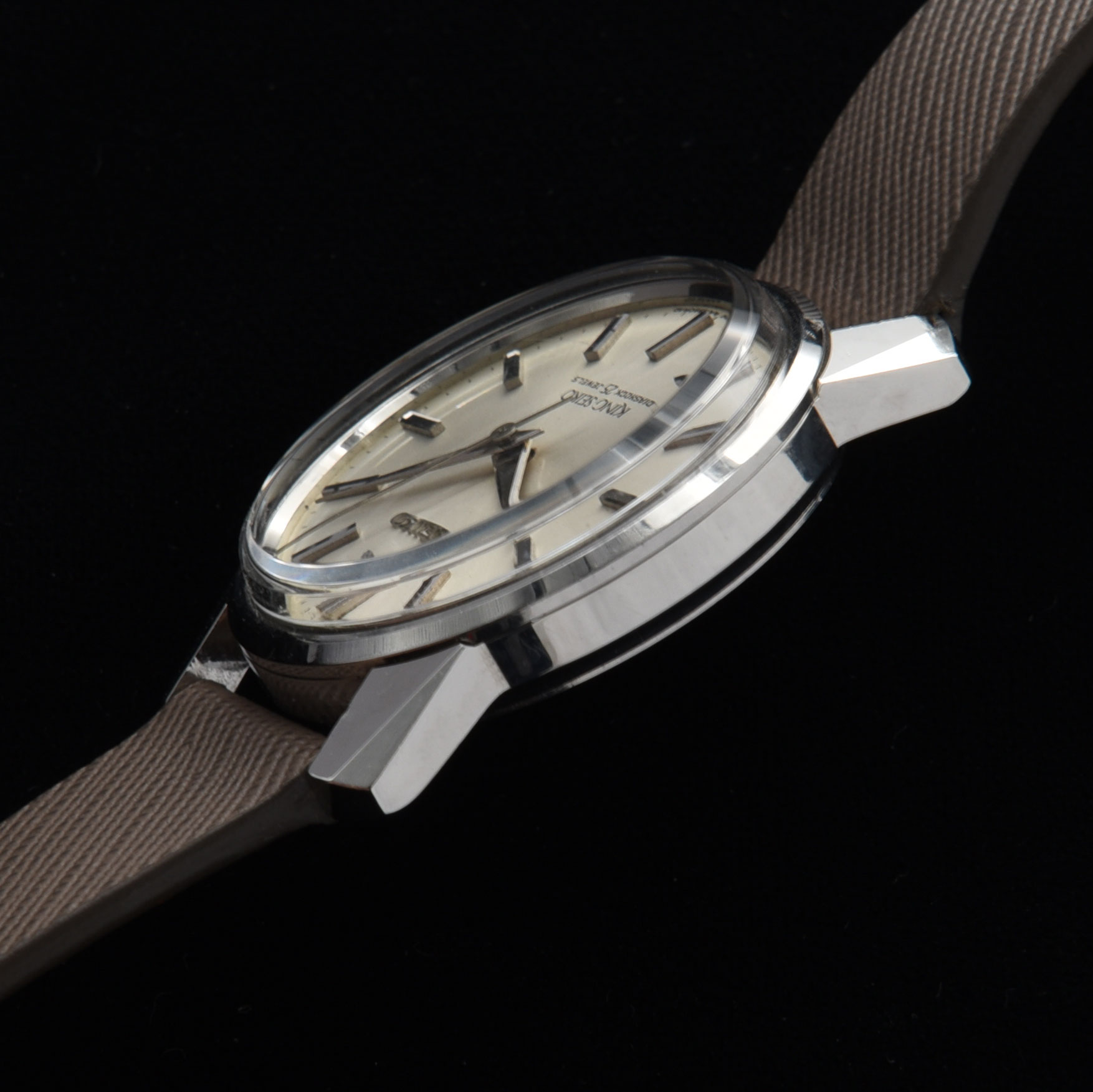 This 1965 King Seiko ref. 44-9990 in stainless steel is one of the finest examples you will find. The sprawling 36.5x44.5mm case retains all its sharp angles on these faceted lugs.