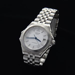 This Credor watch is the equivalent of the Grand Seiko in both quality and design. The Credor division of Seiko focused more on hand-finished luxury design and detailing. This watch looks pristine and houses the caliber 8L75 which is based on the Grand Seiko 9S55 movement.