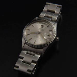 This 35mm 1970s vintage Tudor Date-Day is a splendid example. The stainless-steel case and original Tudor Oyster bracelet all look shimmering and are without flaws.